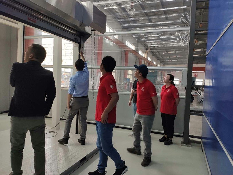 菠萝蜜免费观看视频徐總（zǒng）帶客戶看（kàn）樣品門